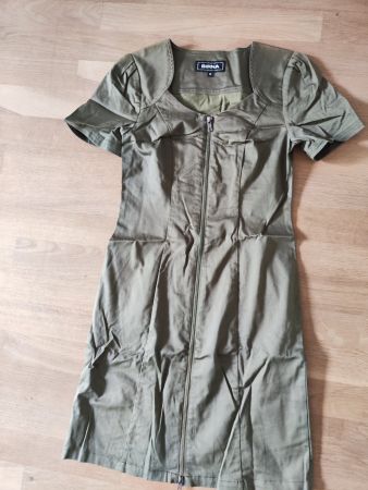 BIRNA Kleid mit Reissverschluss vorne olivegrün Grösse M