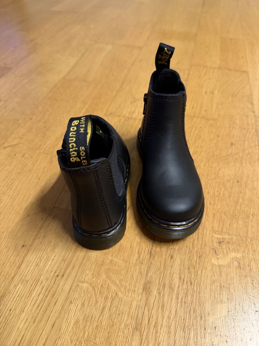 Dr. Martens Scarpe per ragazzi: Dr. Martens Stiefel -Kinder  Gr. EU26 – Nuovo e nell'imballaggio originale da Arbon venduto da ids