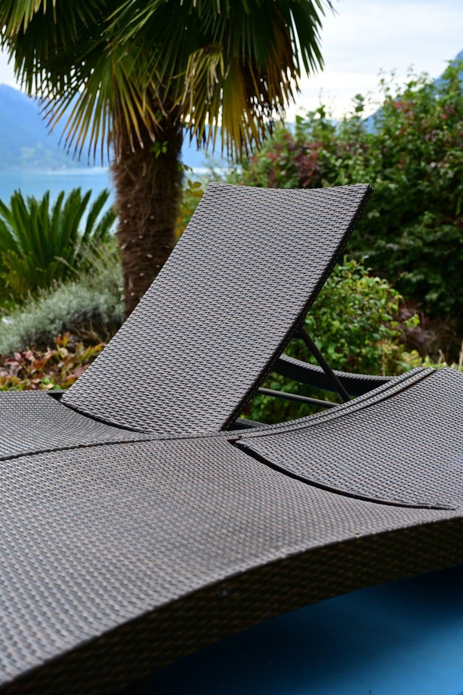 Chaises longues: Robuste und stabileLiegestühle mit Rattangeflecht – D'occasion à Brienz BE par shcul