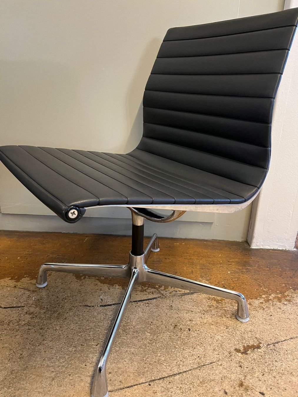 Vitra Sedie: 8 Stück vitra. Aluminium Chairs EA 105_Charles & Ray Eames – Usato da Herisau venduto da playoff15 2
