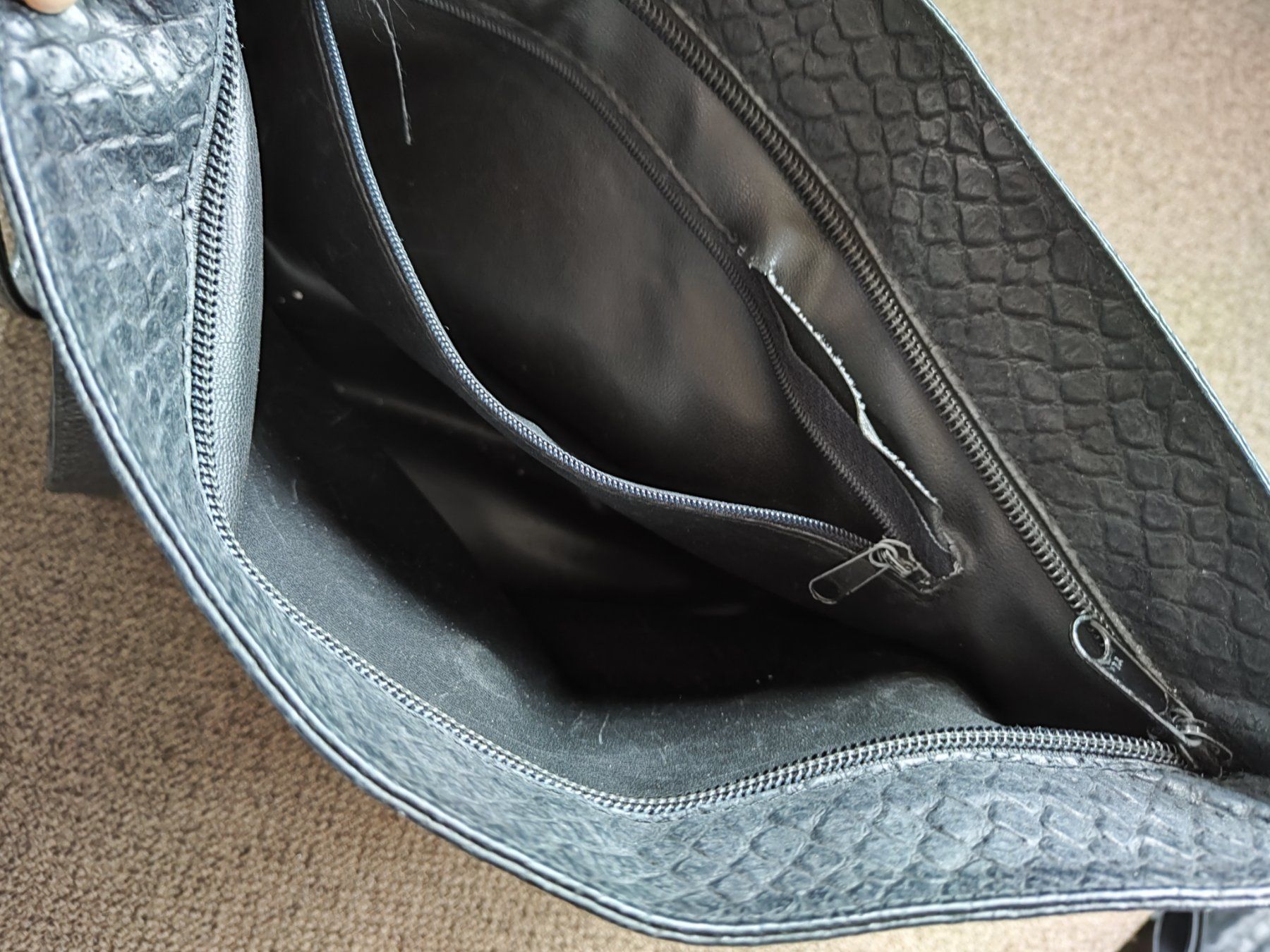 Borse da donna: Handtasche, schwarzes Leder – Usato da Saas im Prättigau venduto da eve_22 1