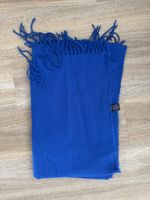 Langer blauer schal