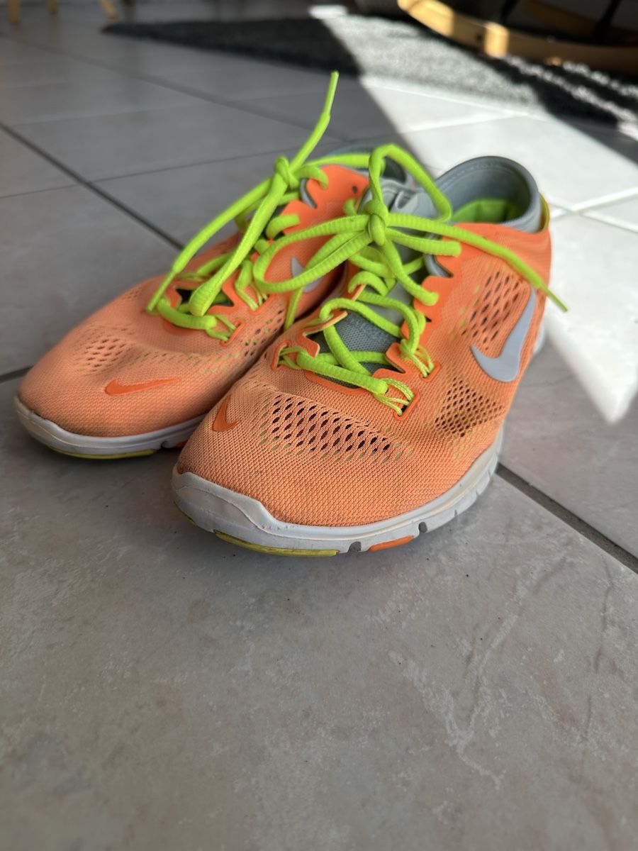 Nike Scarpe da donna: Nike Schuhe Gr. 36.5 – Usato da Sörenberg venduto da Kaneohe 3