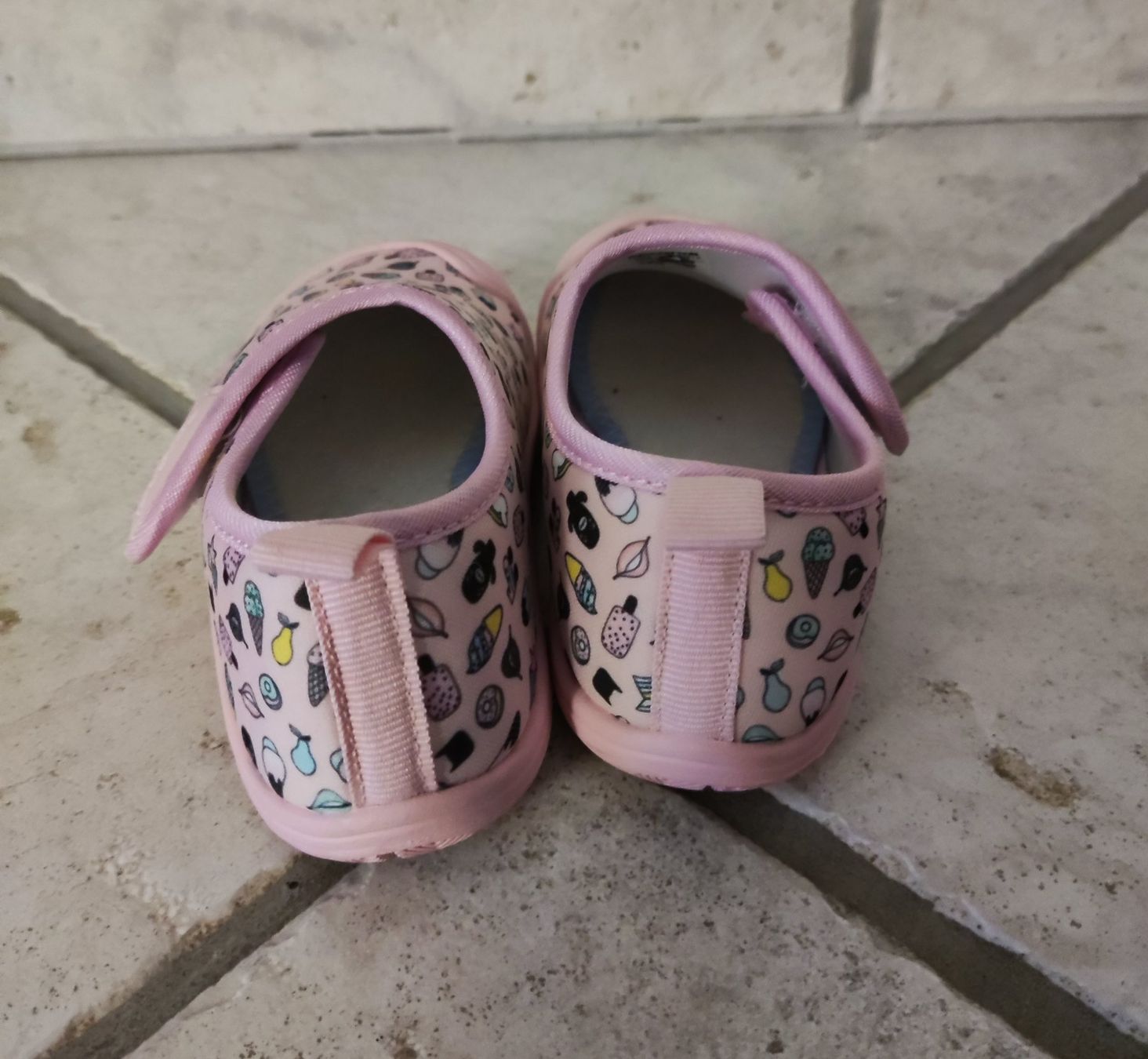 Scarpe per ragazze: Mädchen Hausschuhe Grösse 28 – Usato da Chur venduto da Rodanisa 3