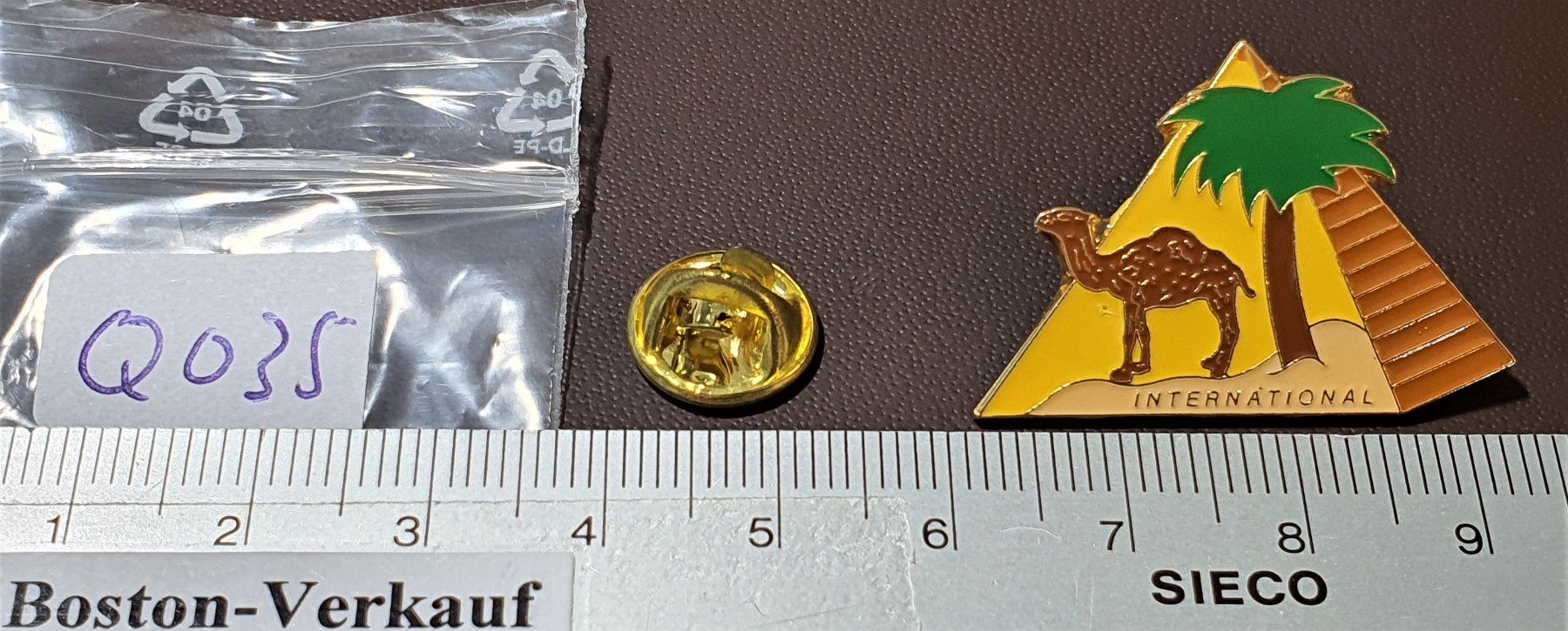 Plaketten & Abzeichen: Q035 - Pin Camel International Pyramide Palme Sand Kamel – Gebraucht aus Reinach BL von Boston-Verkauf 1