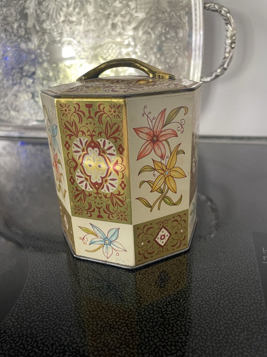 Contenitori & Simili: Antike Blechdose floral achteckig mit Griff und Deckel – Usato da Steinmaur venduto da Eastwing 3