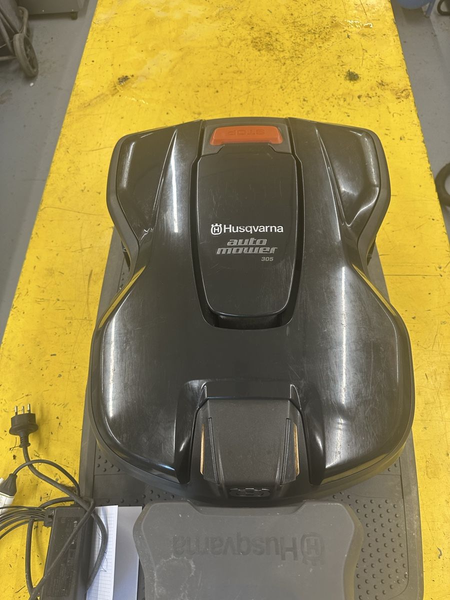Husqvarna Rasenmäher: Husqvarna Automower 305 – Gebraucht aus Gurmels von mischu1985