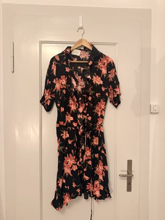 Wickelkleid mit Rüschen, schwarz/korall