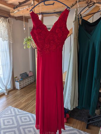Abendkleid rot mit Blumenapplikation Grösse S