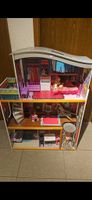 Grosses Barbie-Puppenhaus mit Möbel und Puppen abzugeben!