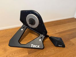 Tacx NEO 1 Smart Trainer inkl. 32T-Kassette & Vorderradstütz