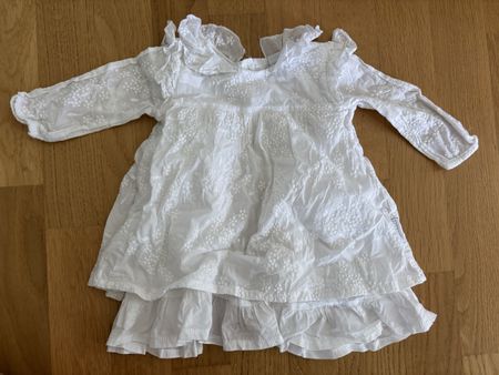 Süsses Kleid mit Stickereien