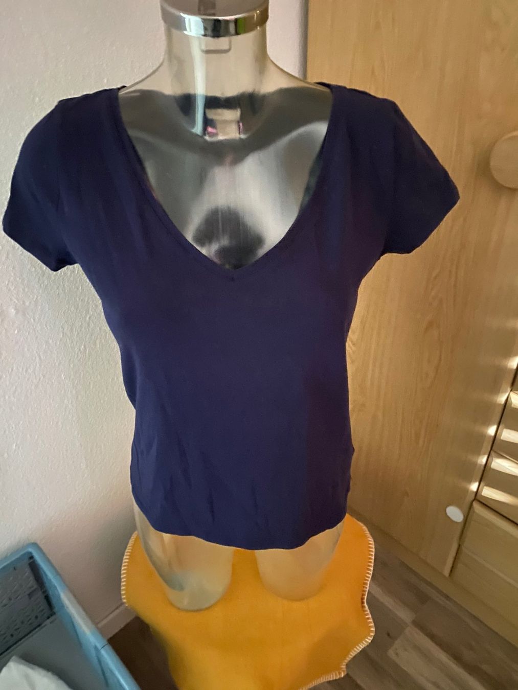 H&M T-shirt: T-Shirt dunkelblau basic Grösse M – Usato da Allenwinden venduto da Obalu