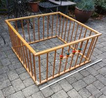 altes Laufgitter aus Holz faltbar mit Spielkugeln