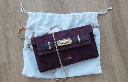 Dune London Abendtasche, lila Wildleder mit Goldkette