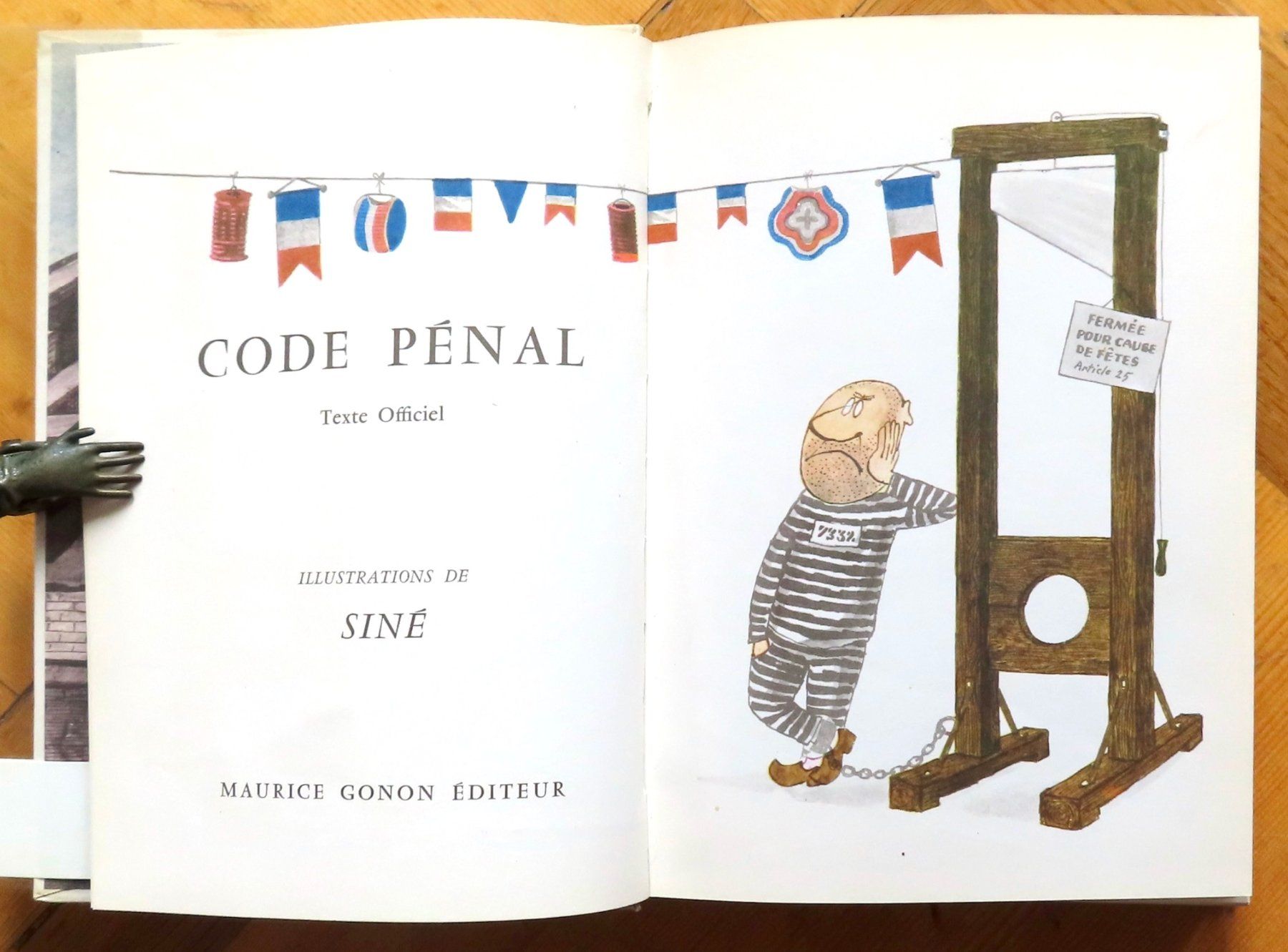 Bücher: Code pénal. Texte officiel, illustrations de Siné – Gebraucht aus Le Locle von LibrairieLaBergerie 1