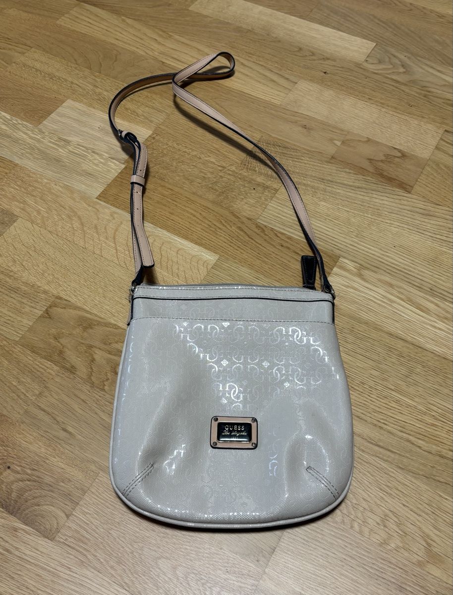 Guess Borse da donna: Guess Handtasche / Umhängetasche, Hellgrau/Silber – Usato da Niederwangen BE venduto da V.Fernandes