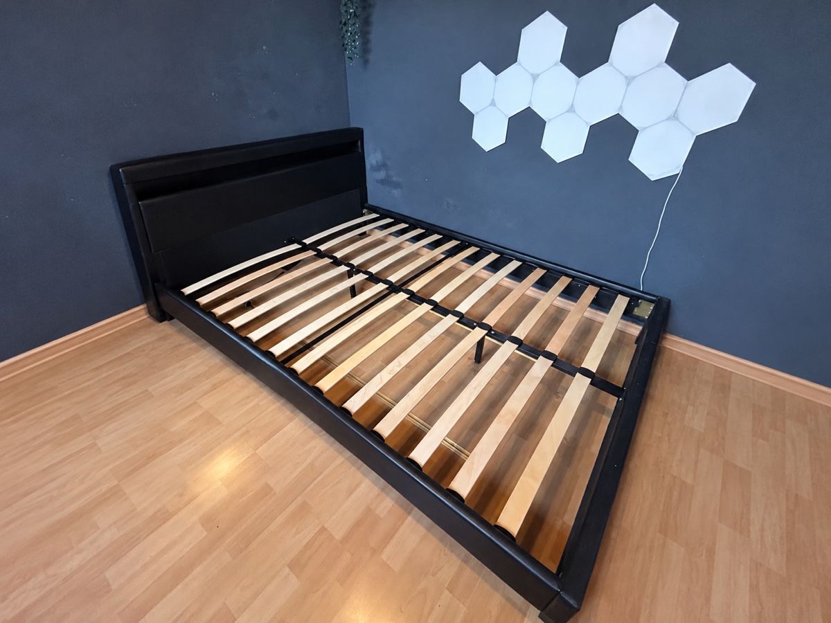 Betten: Bett mit LED – Gebraucht aus Hausen AG von Moritzboehme