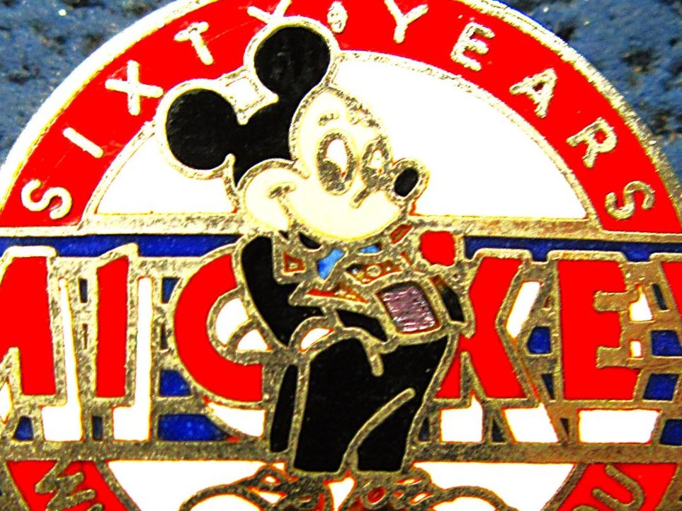 Disney Plaketten & Abzeichen: DISNEY MICKEY 60YEARS PIN ENAMEL – Gebraucht aus Ettingen von Hausi4711 1