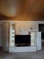 Elegante Wohnwand mit LED-Beleuchtung