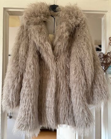 MANTEAU COURT EN FOURRURE ÉCOLOGIQUE ! M