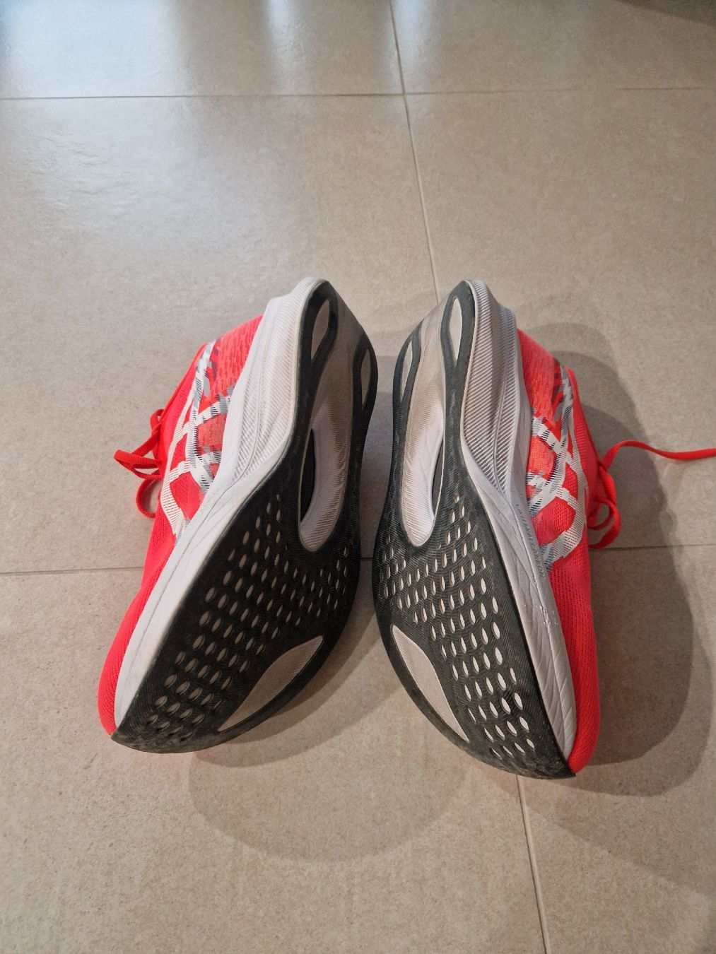 Asics Chaussures hommes: Asics - Magic Speed 4 - Carbone - Taille 45  – D'occasion à Nyon par pie_xj8y 2