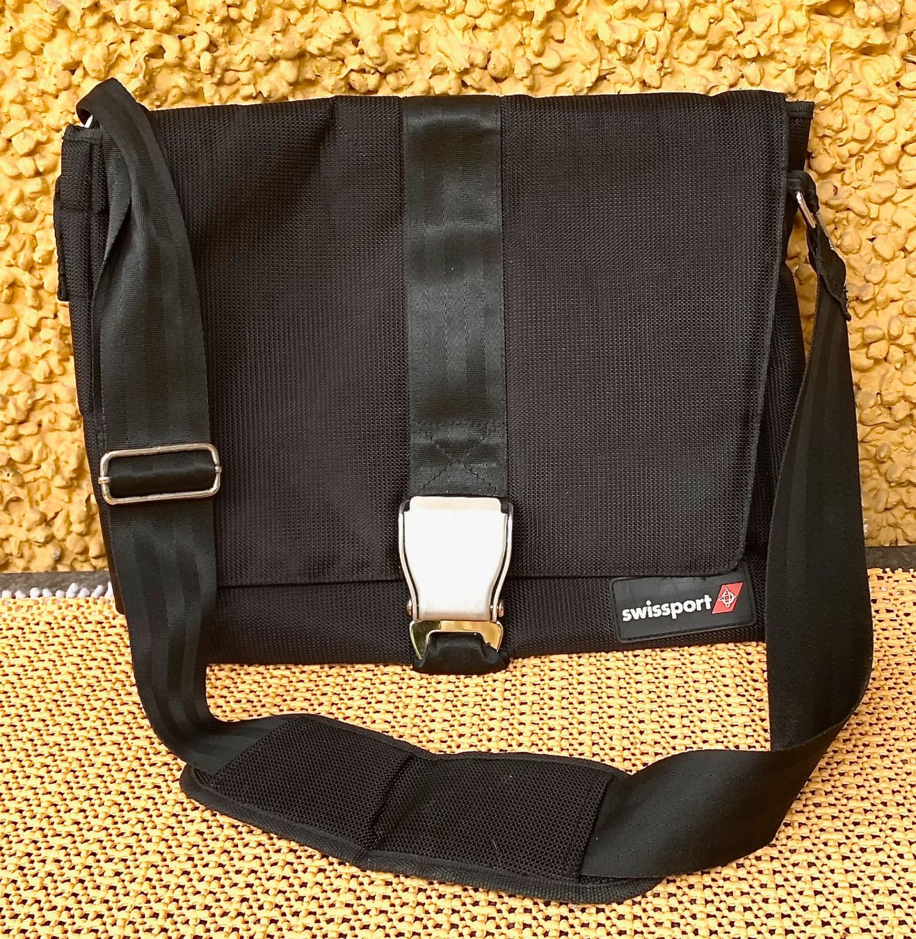 Borse: Tasche Swissport / Umhänge – Nuovo (secondo la descrizione) da Uster venduto da ros_pym8