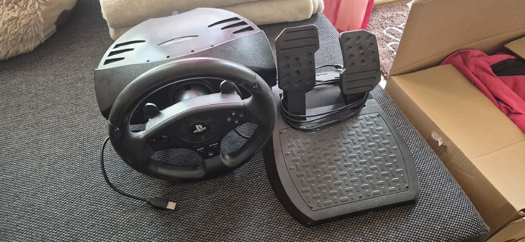 Thrustmaster Controller: Lenkrad und Pedale  – Gebraucht aus Unterlunkhofen von domenica.wyler