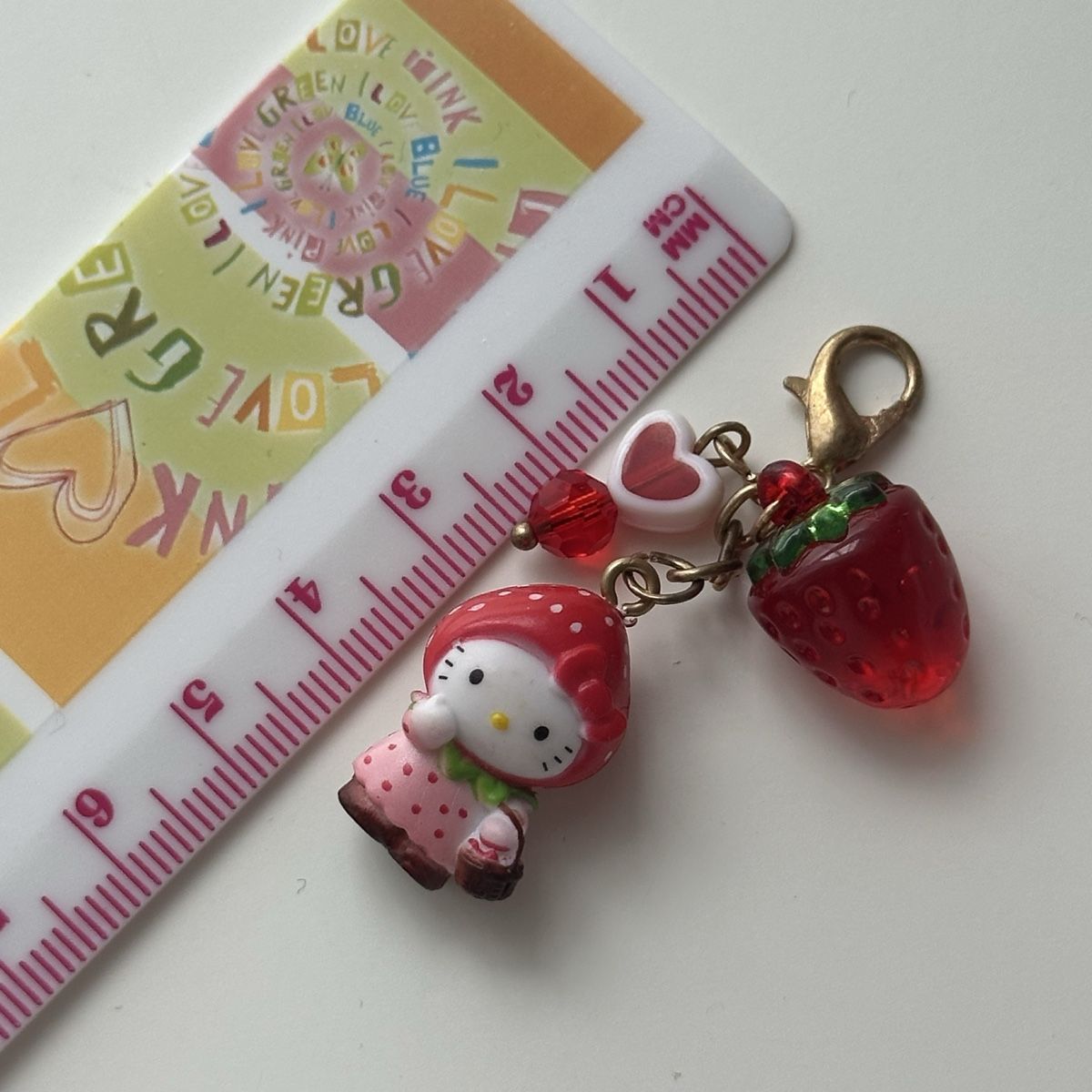 Sanrio Schlüsselanhänger & - bänder: Hello Kitty Sanrio Erdbeer Charms – Neu (gemäss Beschreibung) aus Givisiez von dor_xb9k 2