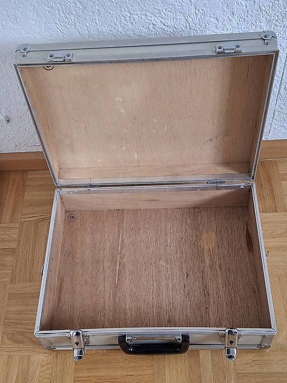 Valigie: Holz-Aluminium-Koffer – Usato da Sissach venduto da tigibloch99 1