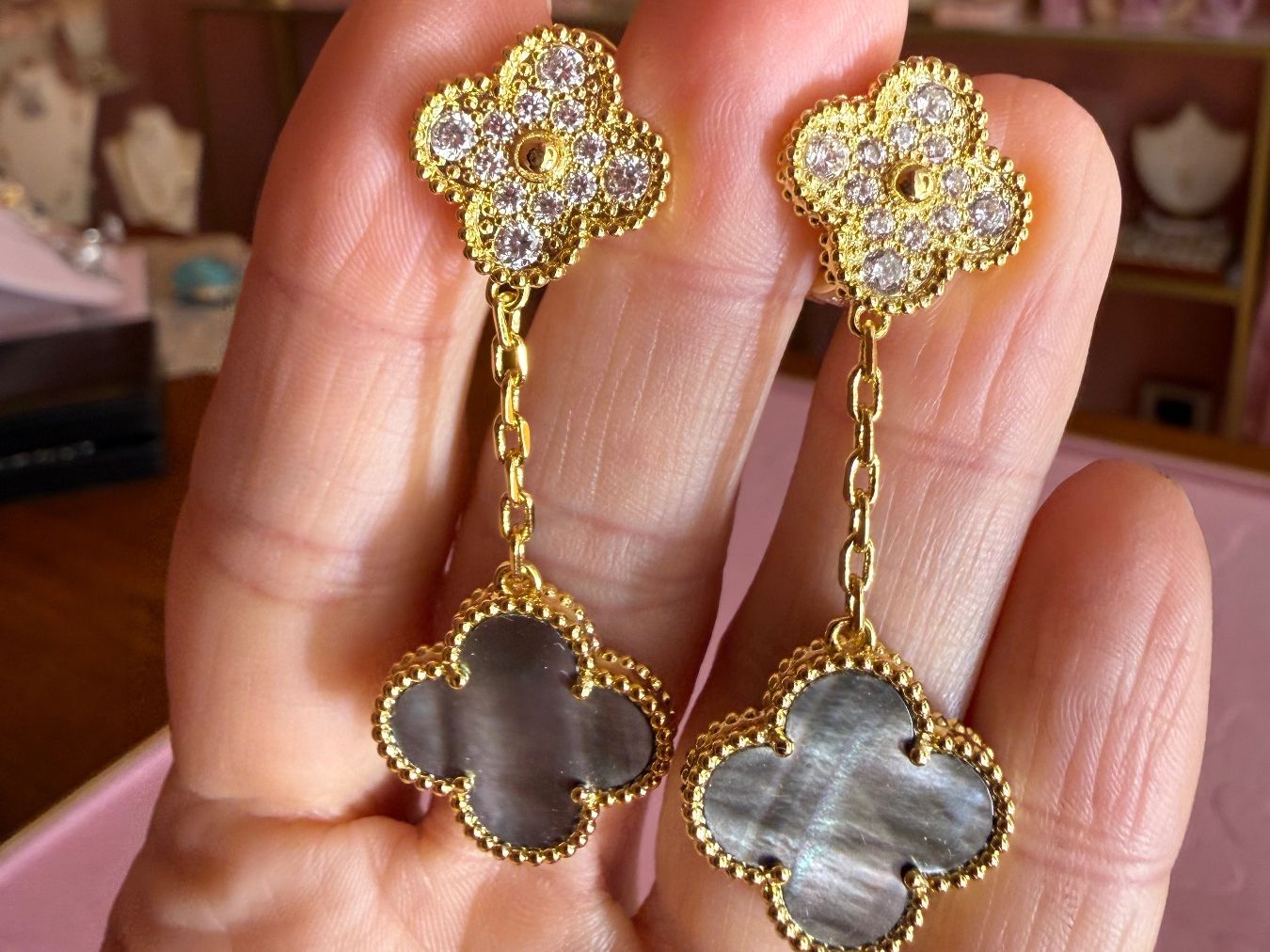 Ohrringe & -stecker: Boucles d'oreilles trèfle, plaqué or – Neu und originalverpackt aus St-Maurice von Sandrinette123 1