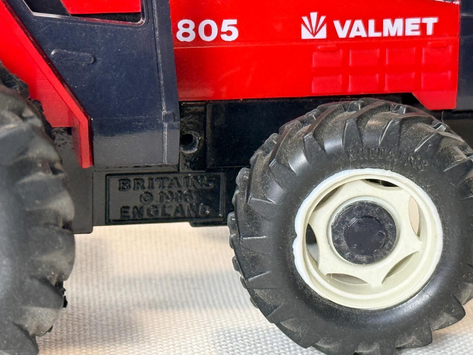 Britains Kit di modellismo & Modellini statici: Valmet 805 Traktor Britains mit Grubber vintage – Usato da Aesch BL venduto da aligator010 7
