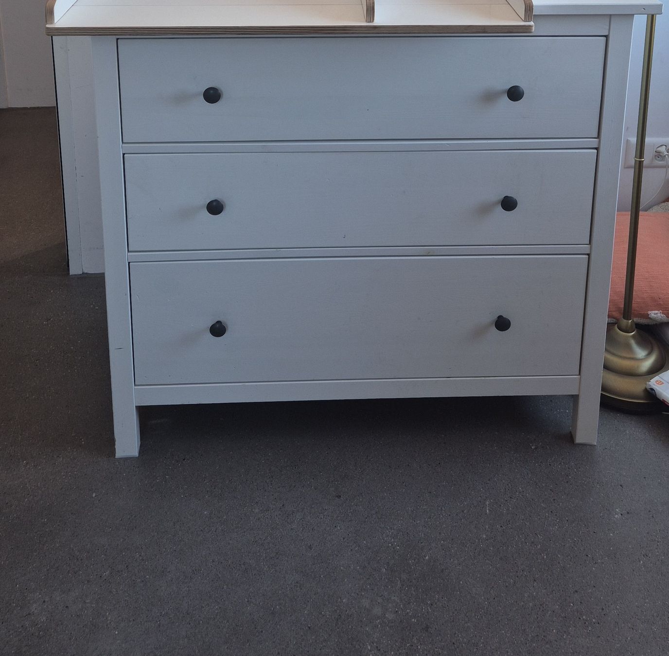 Ikea Tables à langer & accessoires: Kommode Hermes mit passendem Wickelkommodeaufsatz – D'occasion à Oberwil (Dägerlen) par lau_6y27