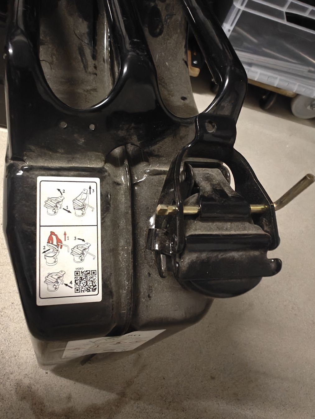 Taniche per benzina: Benzinkanister schwarz 20l Valpro mit Blokade  – Usato da Ermatingen venduto da ans_m6lj 1