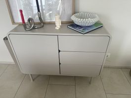 Skandinavische Kommode, taupe, Top Zustand, modern