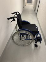 Rollstuhl Blau / schwarz