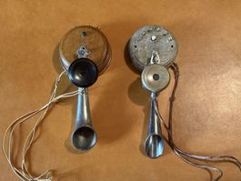 Paire de téléphones muraux anciens  