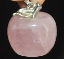 Anhänger F-733 – Apfel – Rosa Quarz – 2x2cm