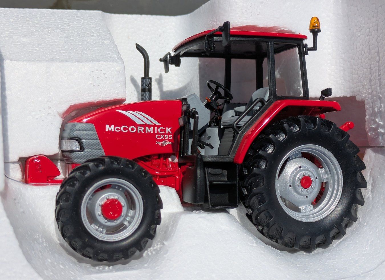 Giocattoli: Universal Hobbies McCormck CX 95 Traktor Massstab 1:32 – Nuovo (secondo la descrizione) da Forch venduto da Tr1a