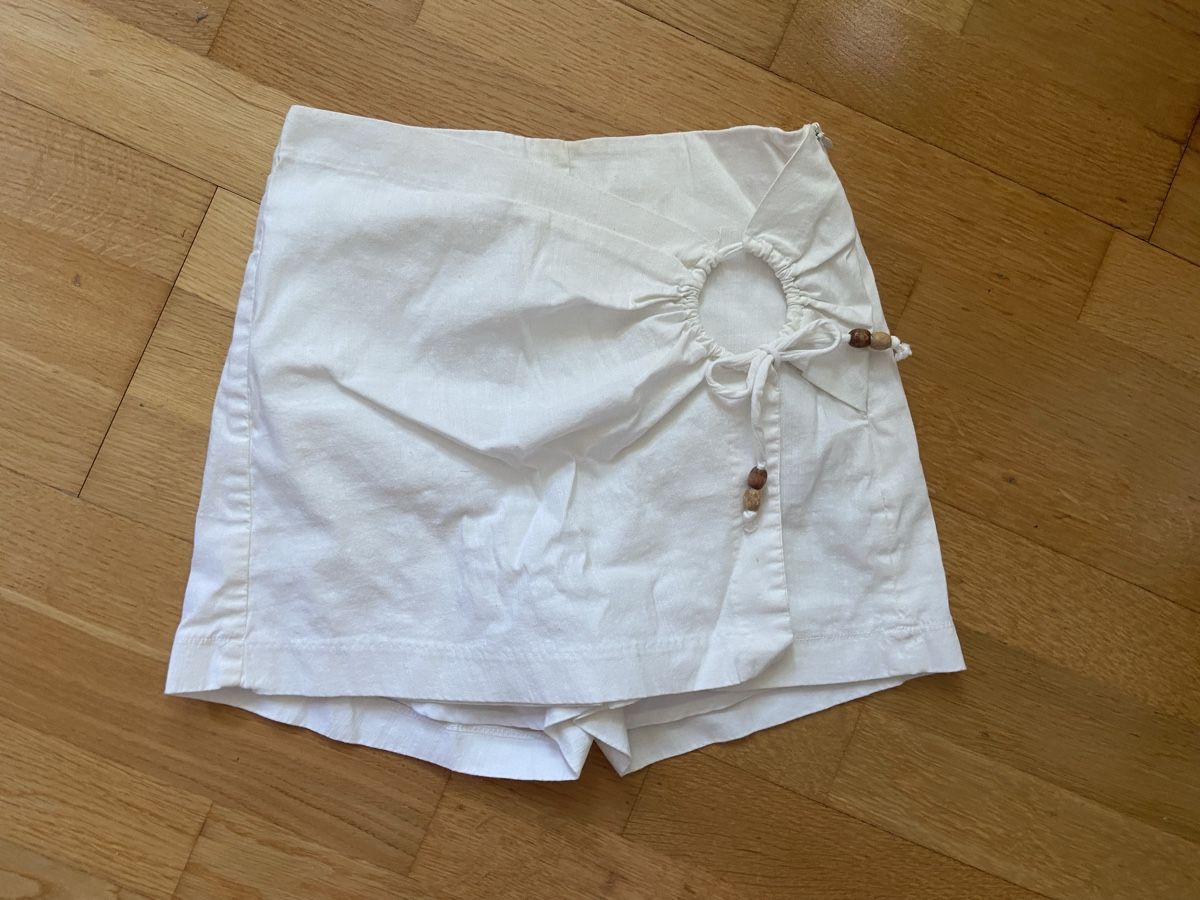 Bershka Röcke: Weisser mini Rock mit Shorts, Grösse XS – Gebraucht aus Zürich von cas_x6pw