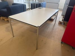 USM Haller Arbeitstisch 200x100cm inkl. Steckdosenleiste