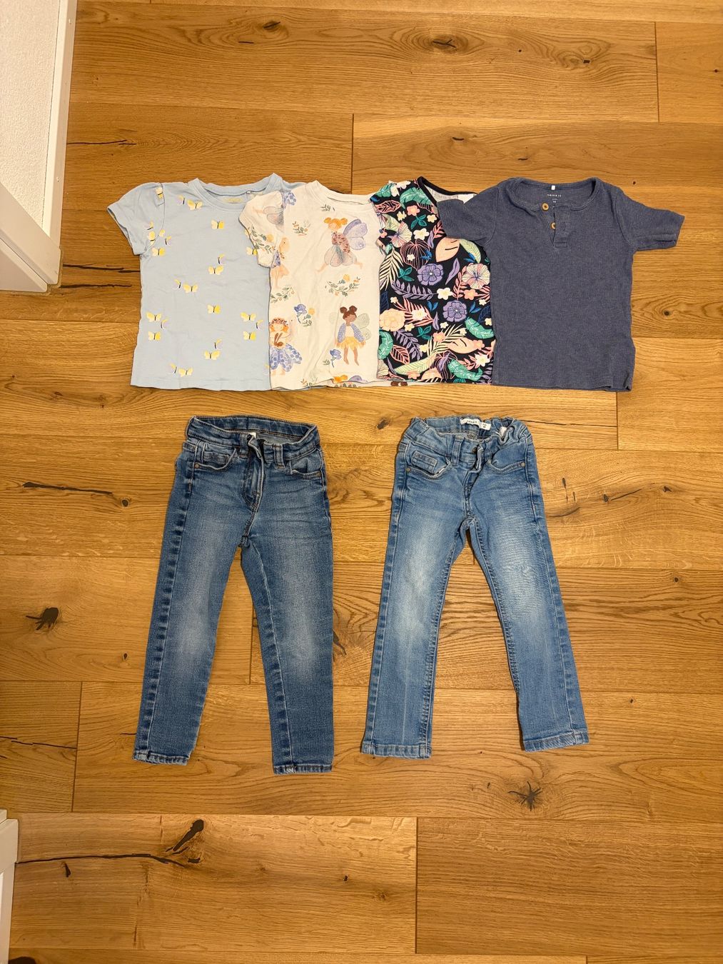 Lotti & Set di vestiti: Kleiderpaket, Gr. 98:, 4 Shirts & 2 Jeans – Usato da Riedt b. Erlen venduto da f.brown