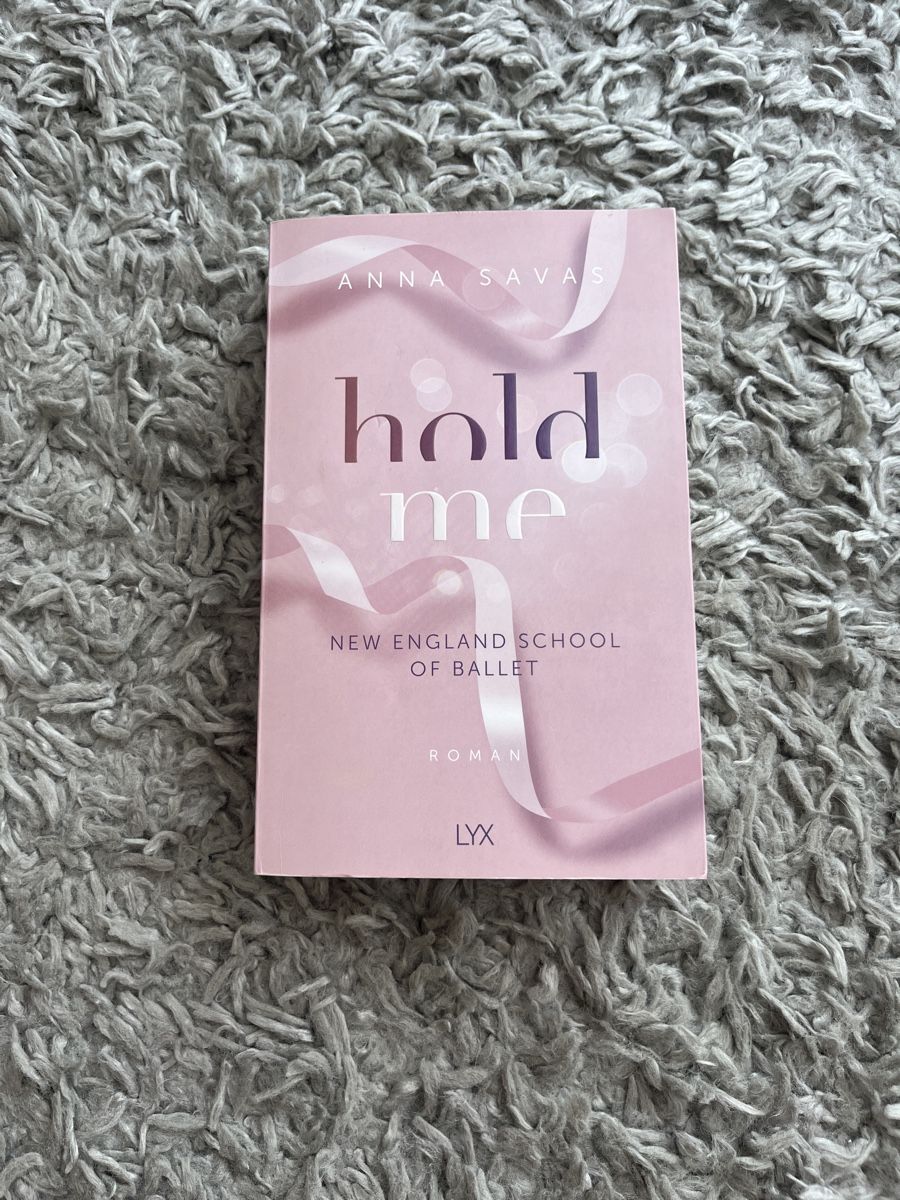 Bücher: Roman "hold me" Anna Savas – Gebraucht aus Kaltenbach von happysunshineee