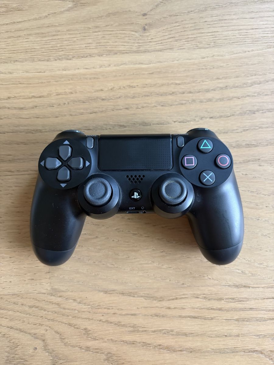 Sony Konsolen: PS4 + 2 jeux – Gebraucht aus Lengnau BE von User183719 1