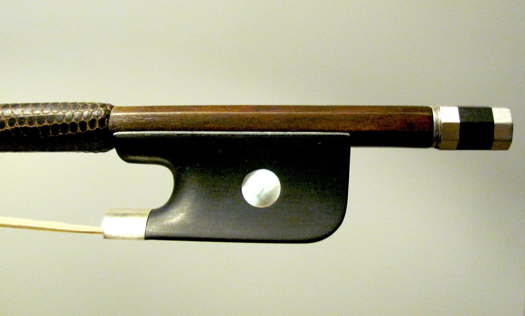Strumenti musicali: Fantastischer Cellobogen von Claude Thomassin 1890-1900 – Usato da Basel venduto da internetdeal 1