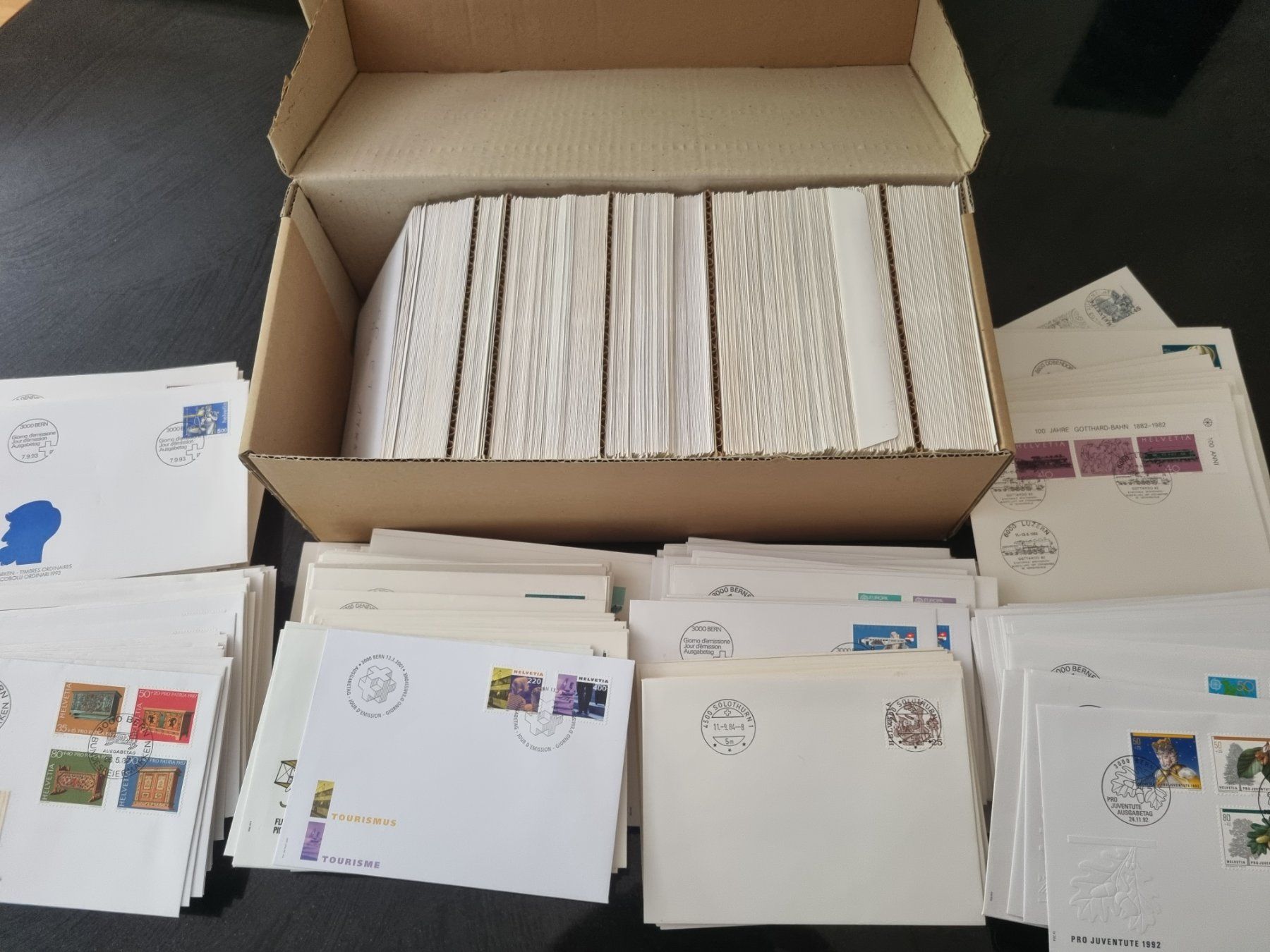 Tutti i francobolli: Kiste mit ca.1100 CH FDC + Sonderbriefe – Usato da Gümligen venduto da Geniusbuy 1