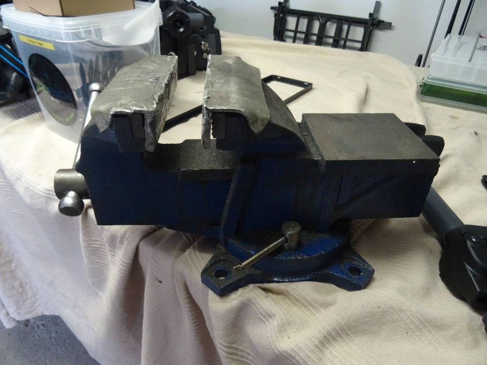 Iskra Tisch Schraubstock Mit 360° Kugelgelenk - 60mm Spannweite