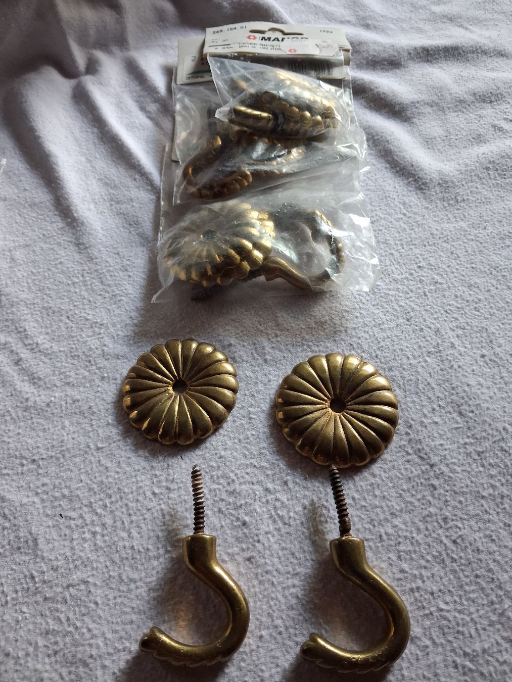 Quincaillerie: 8 Haken mit Rosetten Messing neu – Neuf (Voir description) à Ruschein par ecf_268w 1