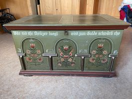 gut erhaltene Bauernmalerei Holztruhe