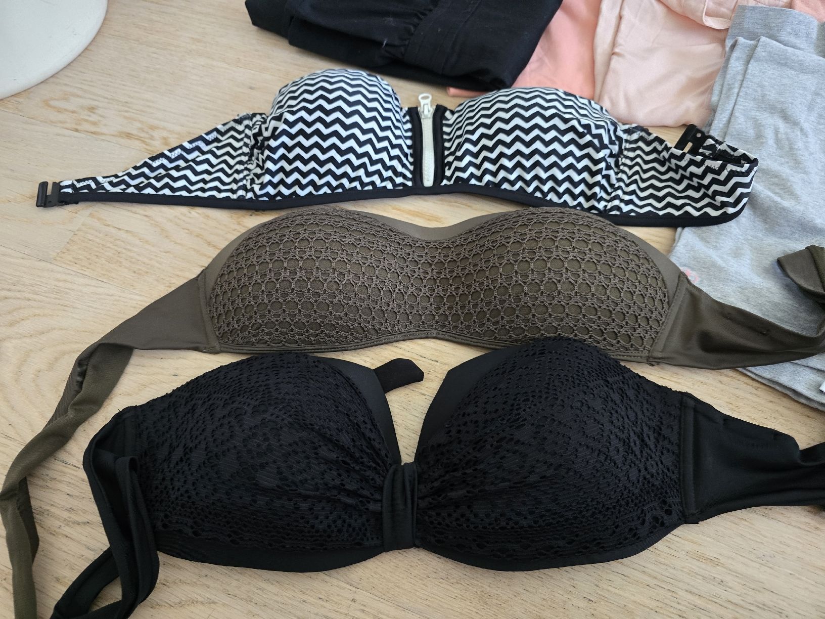 Lots de vêtements: Restposten Kleider & Handtaschen – D'occasion à Rickenbach b. Wil par Beautiful.Things 1